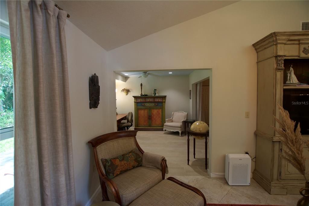 For Sale: $319,000 (2 beds, 2 baths, 1086 Square Feet)