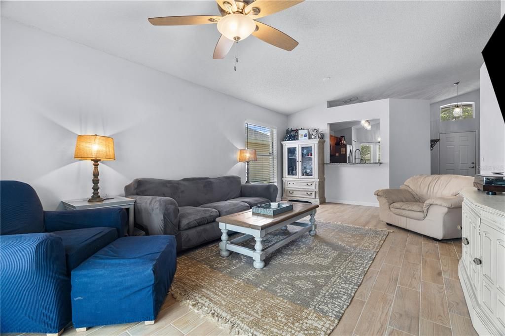 Active With Contract: $385,000 (3 beds, 2 baths, 1288 Square Feet)