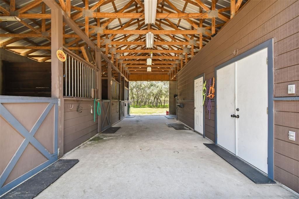 Nice wide isle way with tack and feed room