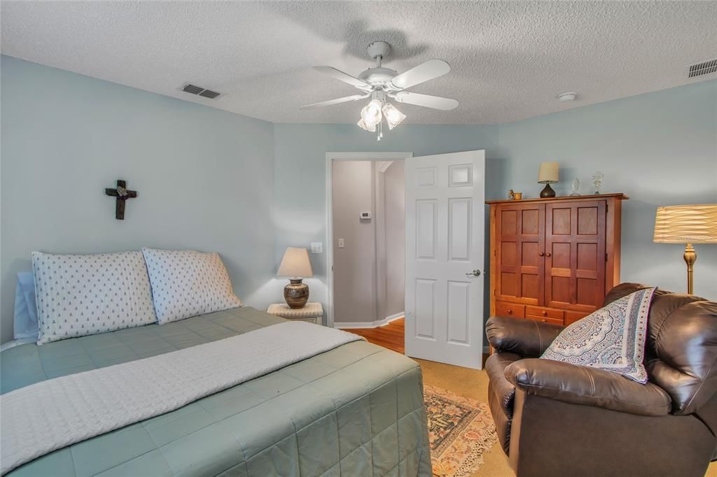 For Sale: $349,900 (2 beds, 2 baths, 1338 Square Feet)