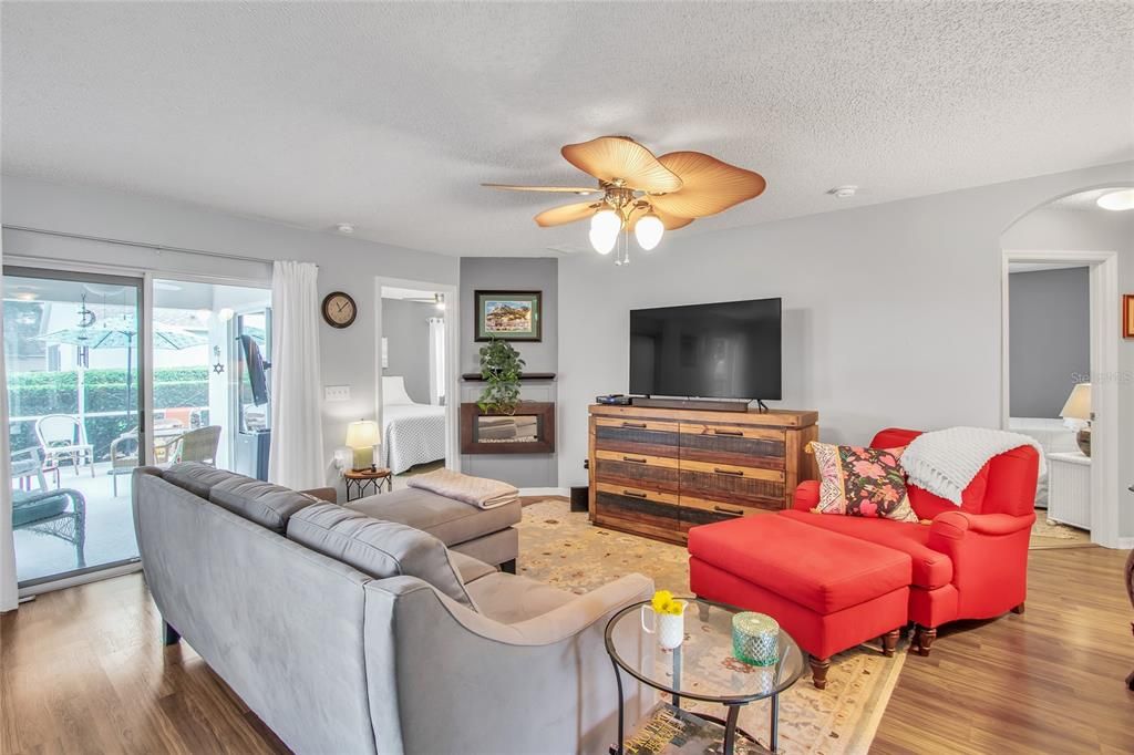 For Sale: $349,900 (2 beds, 2 baths, 1338 Square Feet)