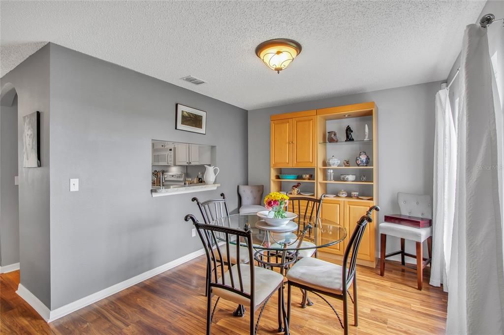 For Sale: $349,900 (2 beds, 2 baths, 1338 Square Feet)