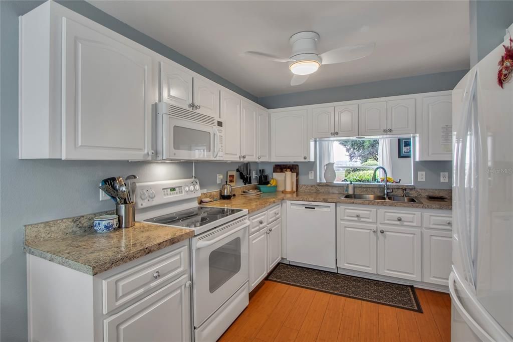 For Sale: $349,900 (2 beds, 2 baths, 1338 Square Feet)