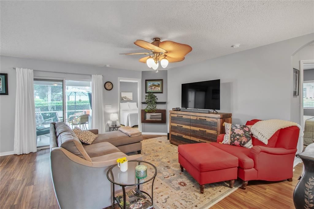 For Sale: $349,900 (2 beds, 2 baths, 1338 Square Feet)