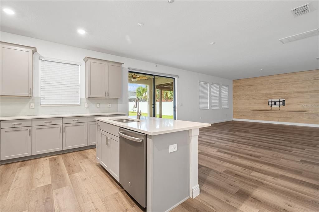 kitchen/dining room/family room combo