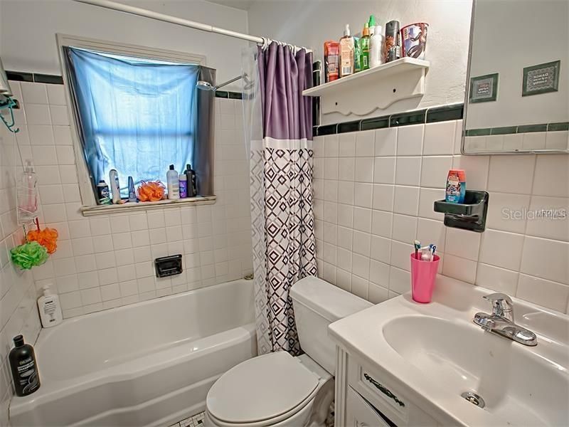 Active With Contract: $149,900 (2 beds, 1 baths, 814 Square Feet)