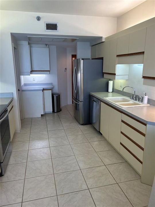 For Rent: $3,900 (3 beds, 2 baths, 1915 Square Feet)