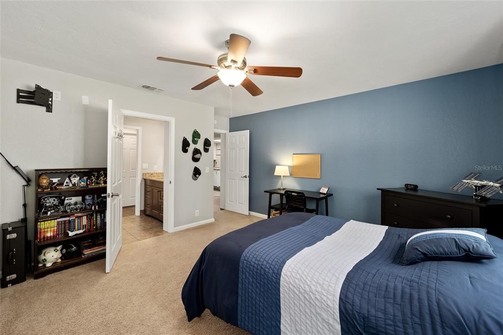 Active With Contract: $399,900 (3 beds, 2 baths, 1886 Square Feet)