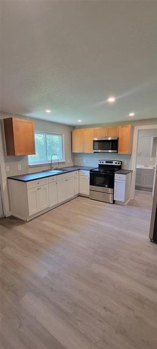 Active With Contract: $1,700 (2 beds, 1 baths, 800 Square Feet)