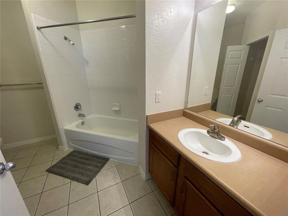 For Rent: $1,300 (1 beds, 1 baths, 716 Square Feet)