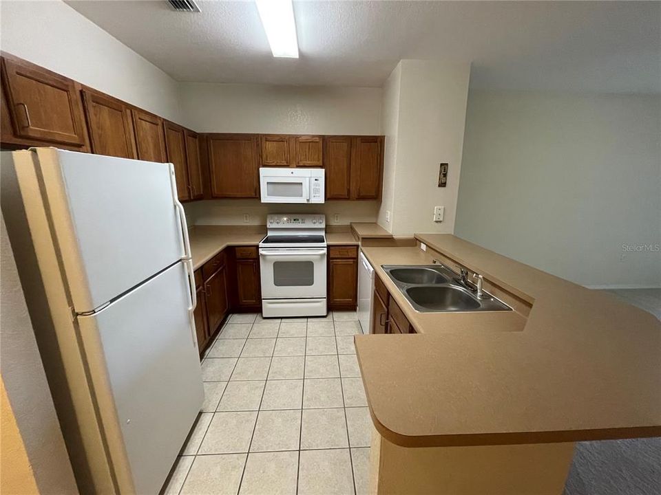 For Rent: $1,300 (1 beds, 1 baths, 716 Square Feet)