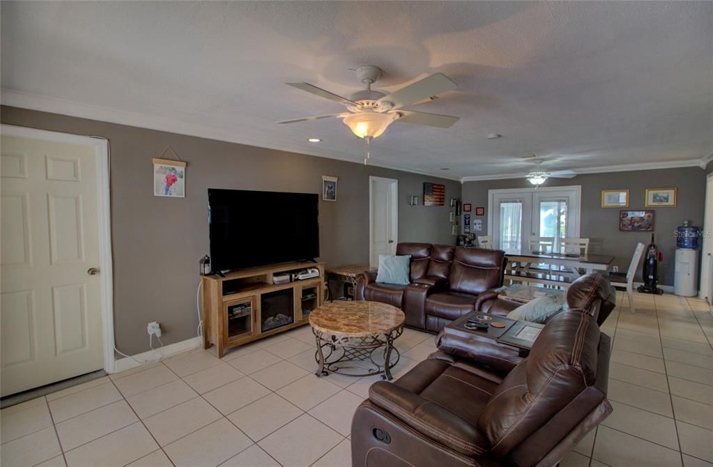 For Sale: $370,000 (3 beds, 3 baths, 2202 Square Feet)