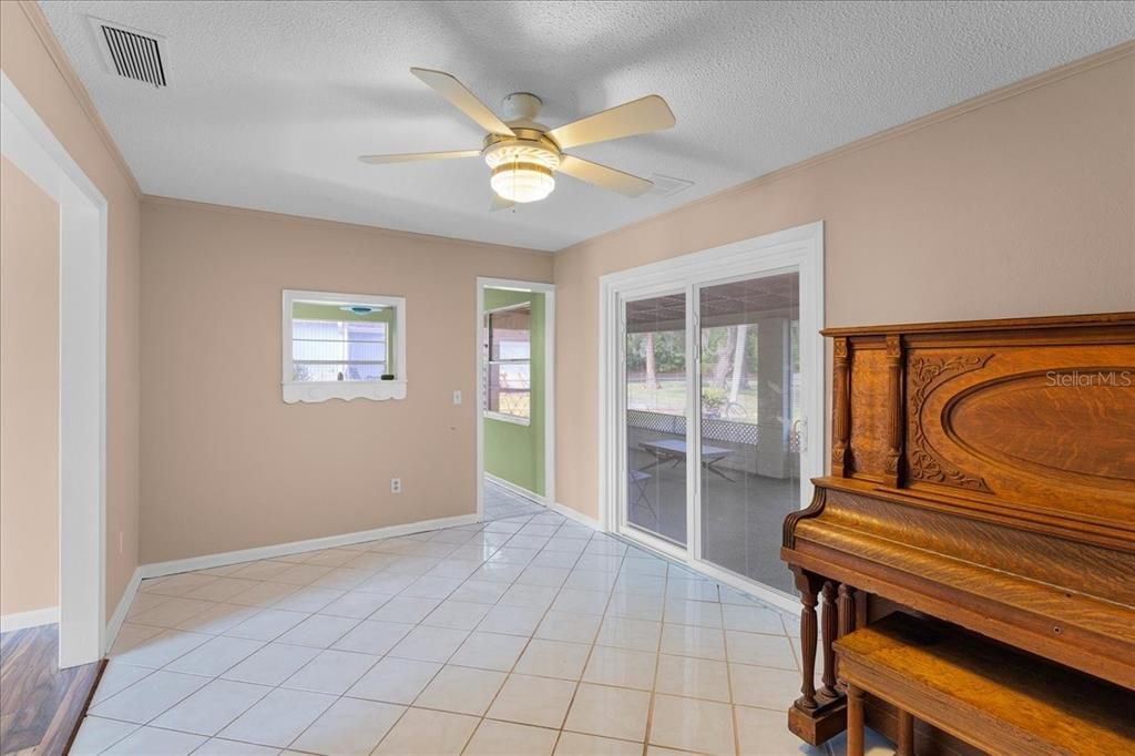 For Sale: $359,900 (2 beds, 1 baths, 1379 Square Feet)