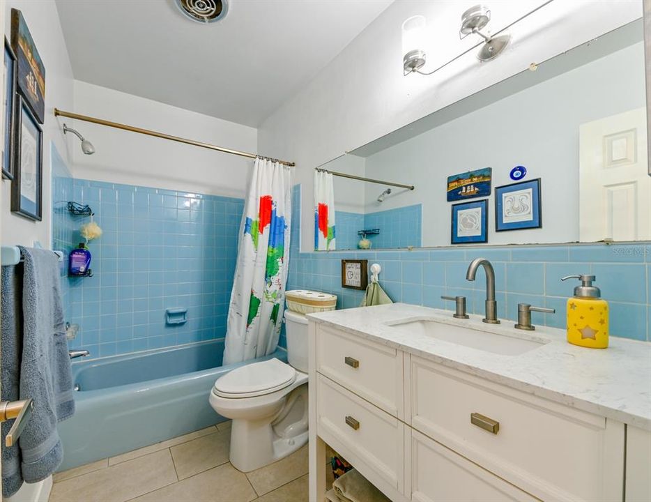 Hallway Bathroom with Tub/Shower Combo