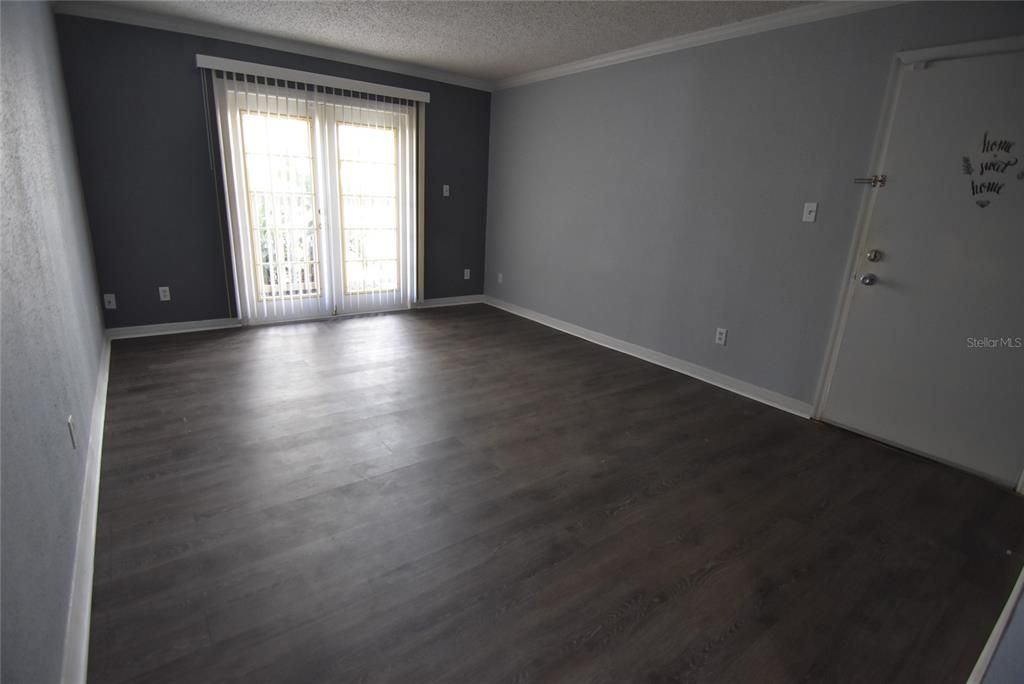 Active With Contract: $1,300 (1 beds, 1 baths, 650 Square Feet)