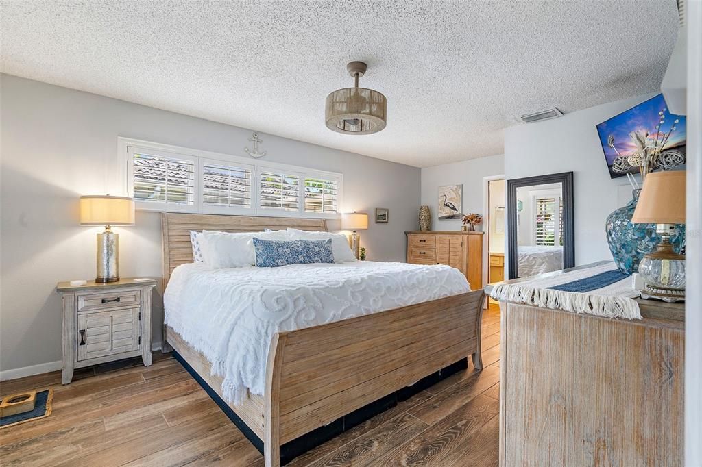 Active With Contract: $1,050,000 (3 beds, 2 baths, 1648 Square Feet)