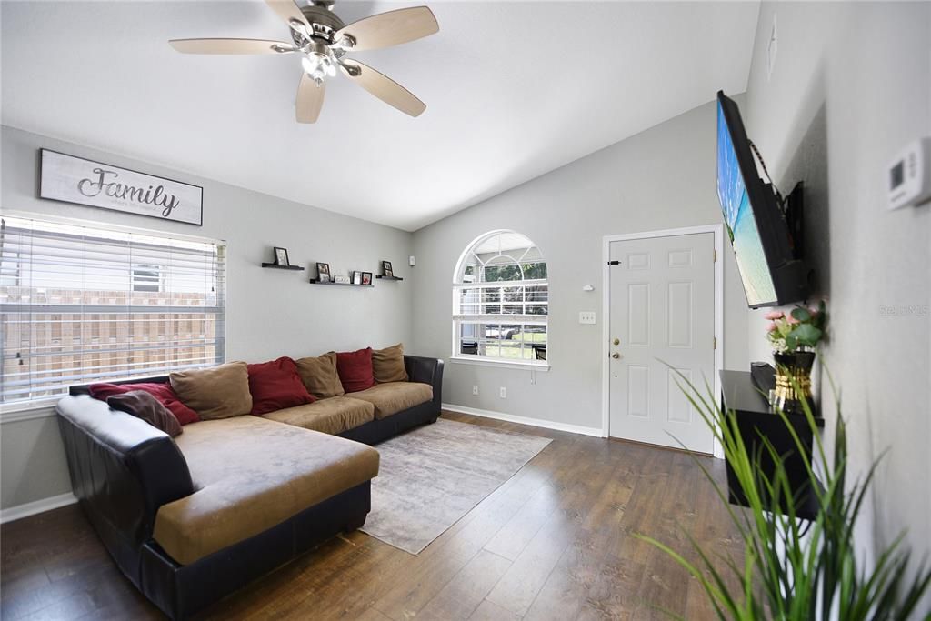 Active With Contract: $359,000 (2 beds, 2 baths, 936 Square Feet)