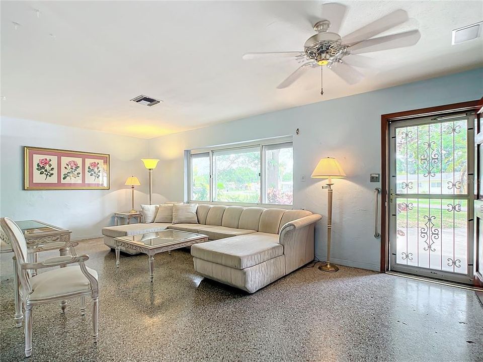 For Sale: $359,900 (2 beds, 1 baths, 1342 Square Feet)