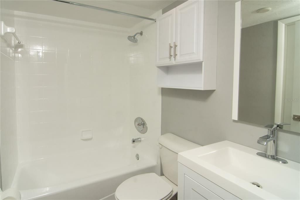 Recently Rented: $1,975 (1 beds, 1 baths, 721 Square Feet)