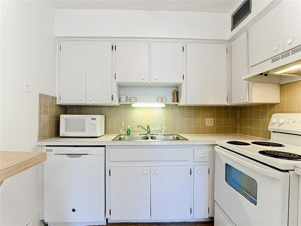 For Sale: $329,900 (2 beds, 2 baths, 885 Square Feet)