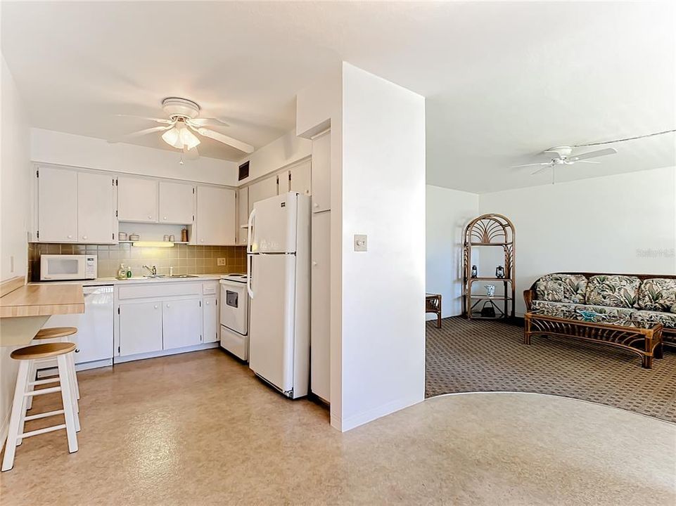 For Sale: $329,900 (2 beds, 2 baths, 885 Square Feet)