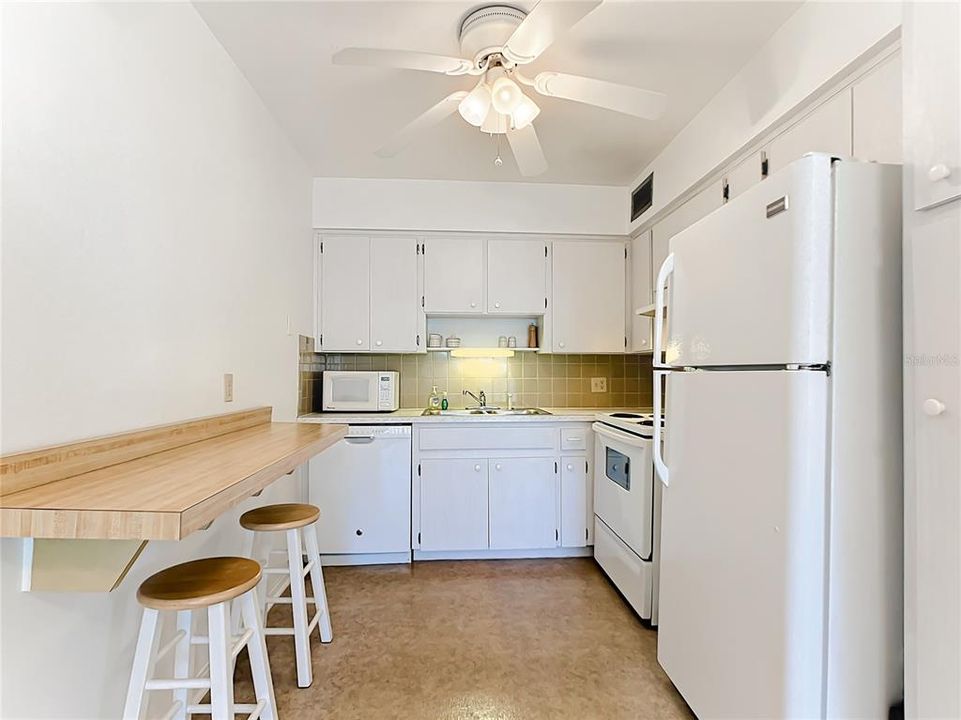 For Sale: $329,900 (2 beds, 2 baths, 885 Square Feet)