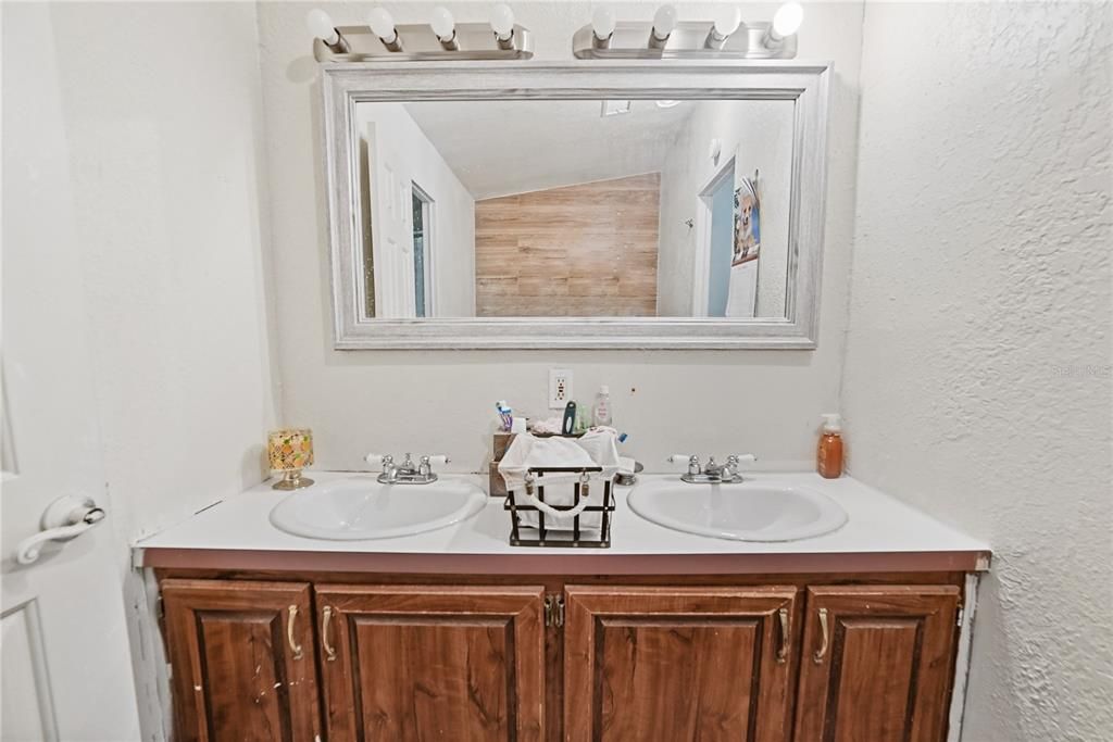 Active With Contract: $249,900 (3 beds, 2 baths, 1782 Square Feet)