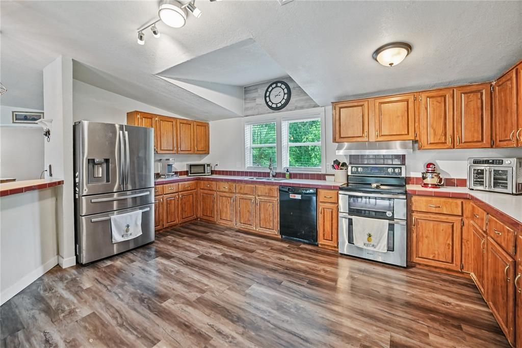 Active With Contract: $249,900 (3 beds, 2 baths, 1782 Square Feet)