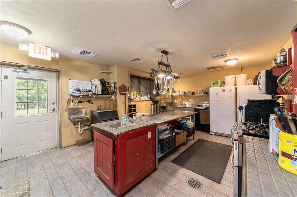 For Sale: $1,100,000 (3 beds, 2 baths, 7150 Square Feet)