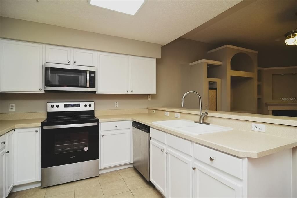 Active With Contract: $1,975 (3 beds, 2 baths, 1230 Square Feet)