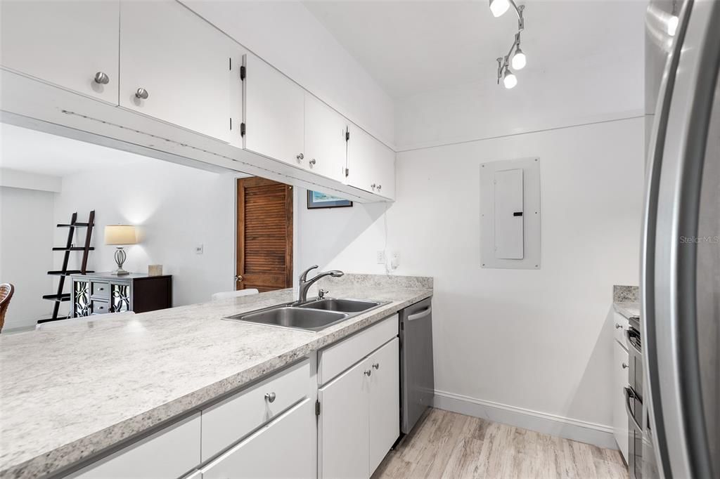 Active With Contract: $164,900 (2 beds, 2 baths, 1123 Square Feet)