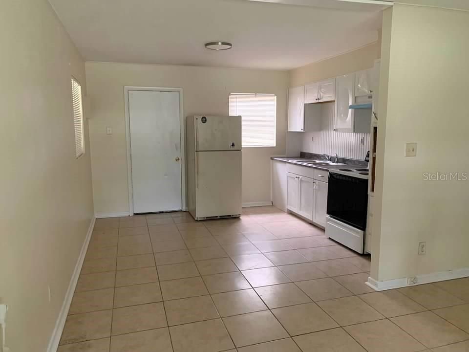 For Sale: $159,900 (2 beds, 1 baths, 864 Square Feet)