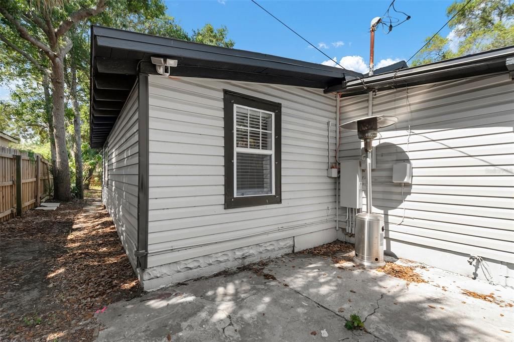 Recently Rented: $2,200 (3 beds, 1 baths, 1050 Square Feet)