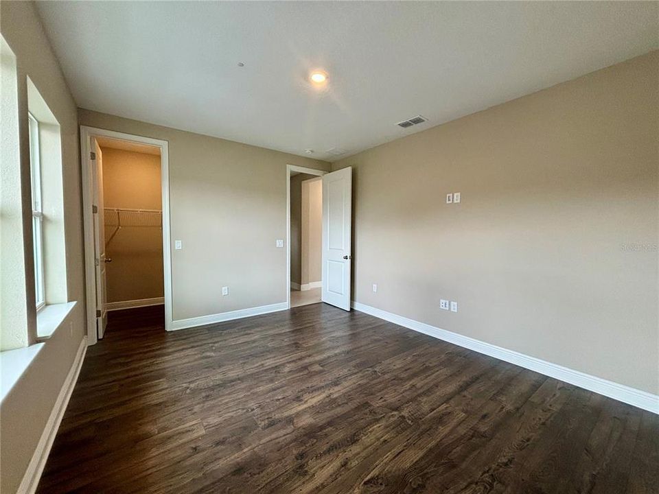 For Rent: $1,999 (1 beds, 1 baths, 910 Square Feet)
