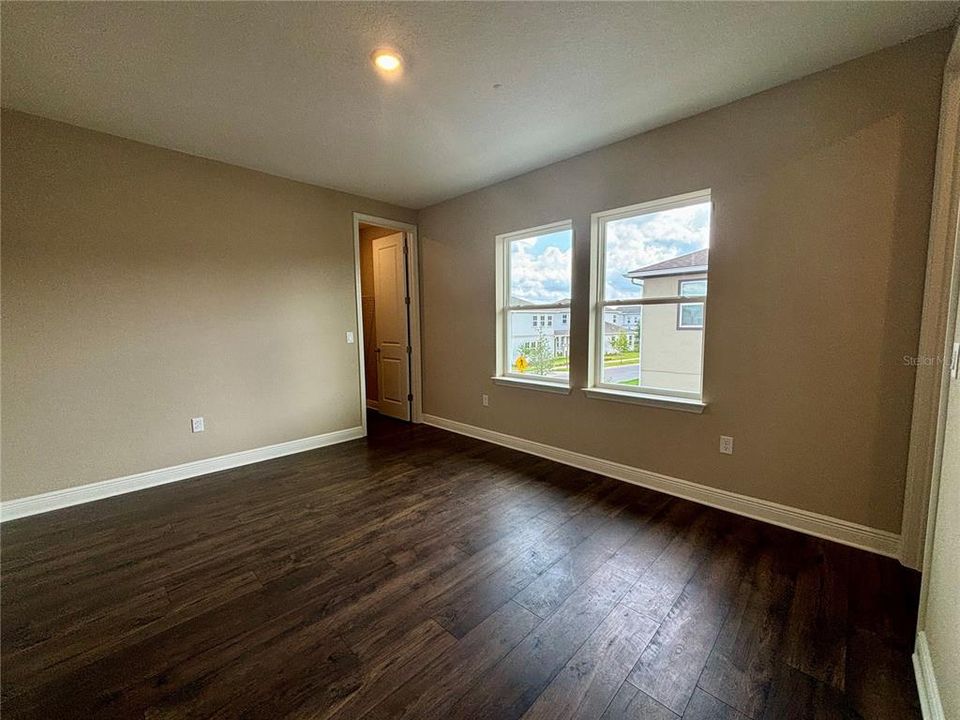 For Rent: $1,999 (1 beds, 1 baths, 910 Square Feet)