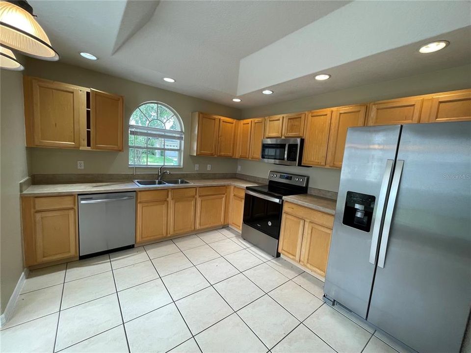 For Rent: $2,250 (4 beds, 2 baths, 1784 Square Feet)