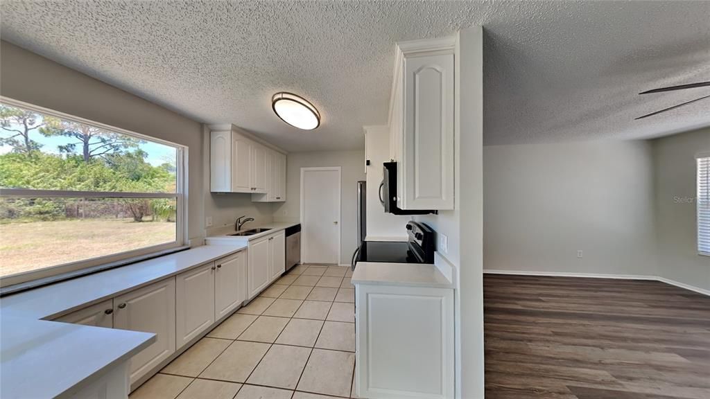 For Sale: $244,900 (2 beds, 1 baths, 888 Square Feet)