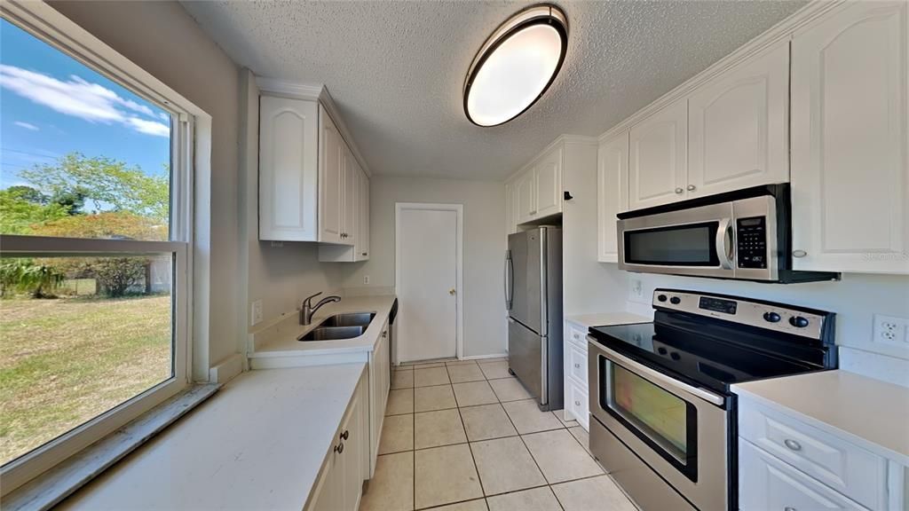 For Sale: $244,900 (2 beds, 1 baths, 888 Square Feet)