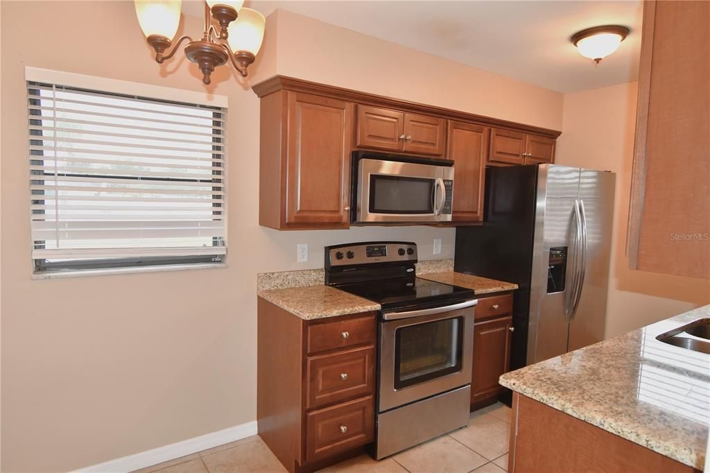 For Sale: $164,900 (2 beds, 2 baths, 937 Square Feet)