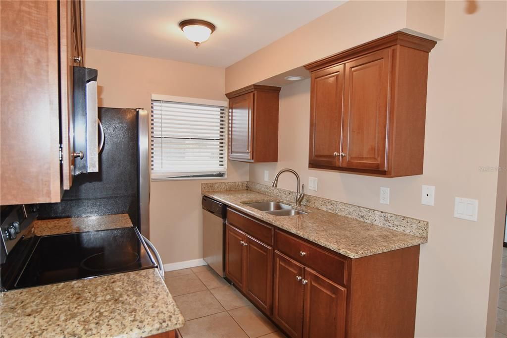 For Sale: $164,900 (2 beds, 2 baths, 937 Square Feet)