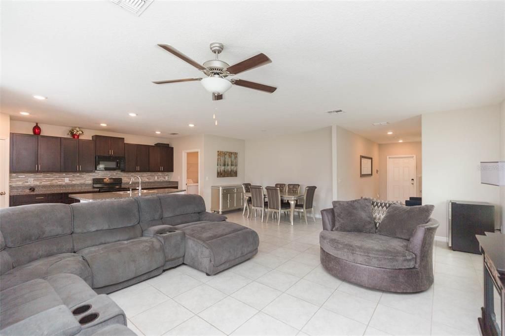 For Sale: $409,000 (5 beds, 2 baths, 2264 Square Feet)