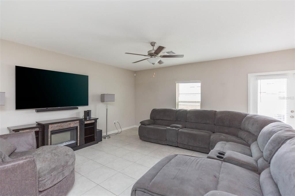 For Sale: $409,000 (5 beds, 2 baths, 2264 Square Feet)