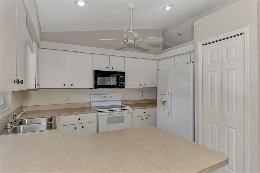 For Sale: $289,000 (3 beds, 2 baths, 1356 Square Feet)