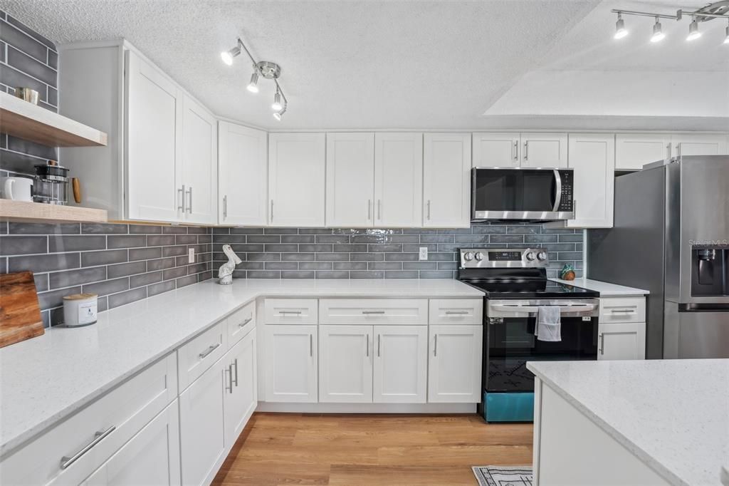 For Sale: $374,900 (2 beds, 2 baths, 1235 Square Feet)