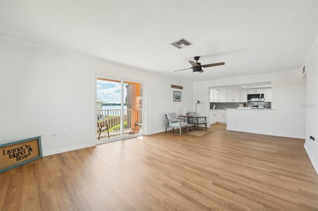 For Sale: $374,900 (2 beds, 2 baths, 1235 Square Feet)