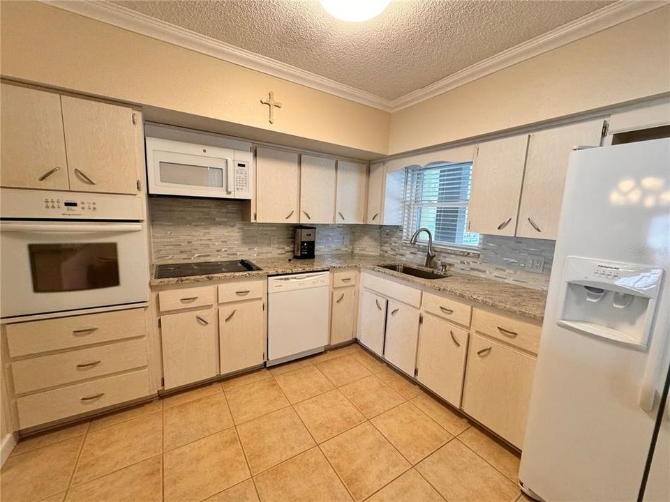 В аренду: $1,950 (2 спален, 2 ванн, 1370 Квадратных фут)