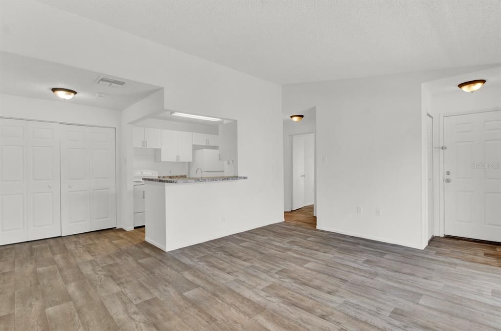 For Sale: $164,999 (1 beds, 1 baths, 665 Square Feet)