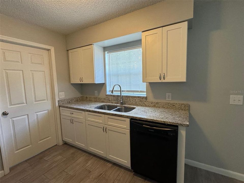 Active With Contract: $219,900 (3 beds, 1 baths, 932 Square Feet)