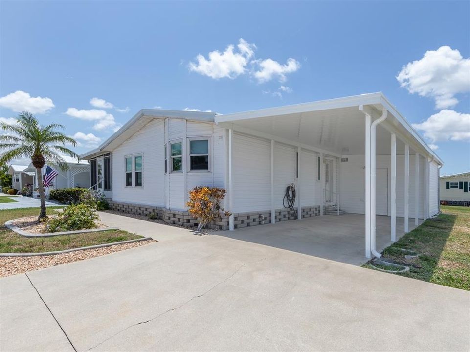 Active With Contract: $199,900 (2 beds, 2 baths, 1098 Square Feet)