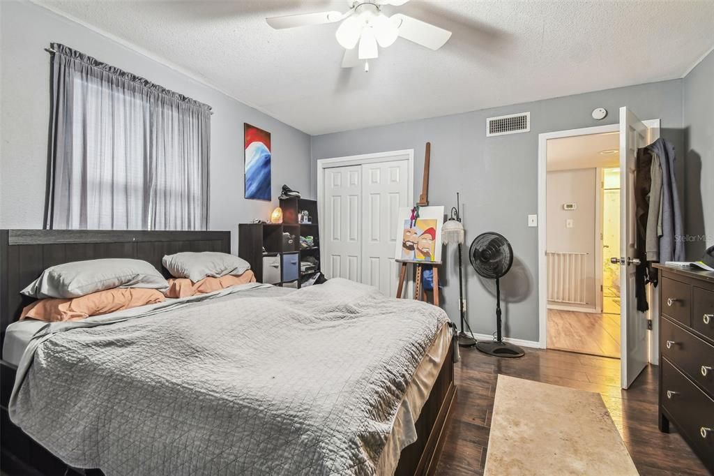 Active With Contract: $265,000 (2 beds, 1 baths, 923 Square Feet)